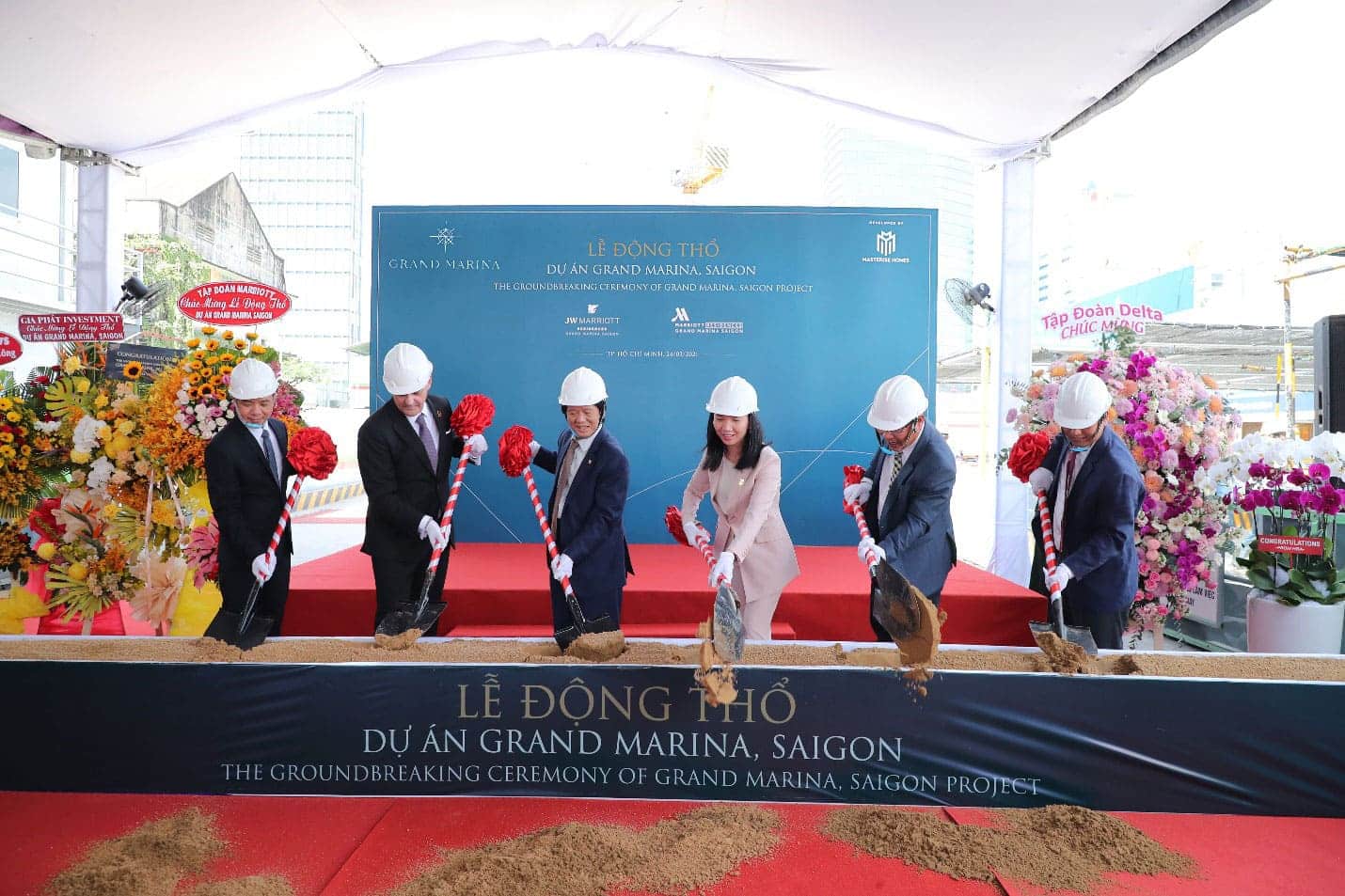 Các đại biểu thực hiện nghi lễ động thổ dự án Grand Marina Saigon.