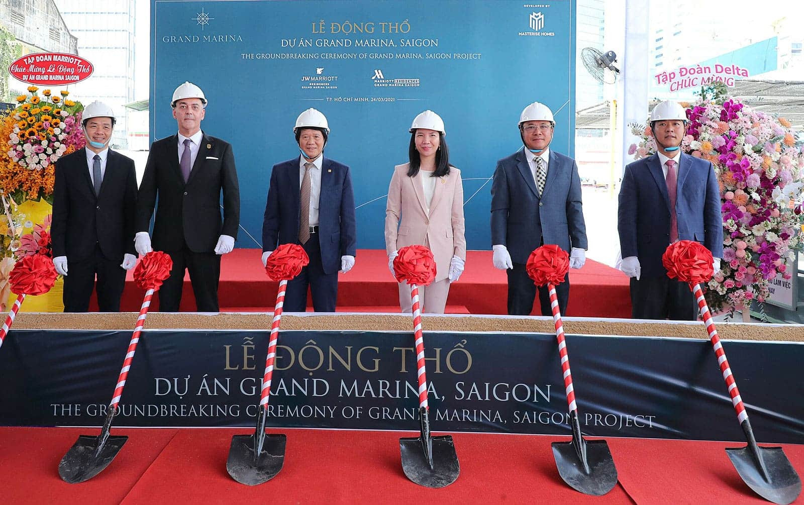 Đại diện Marriott International, Masterise Homes, và các nhà thầu chính của dự án Grand Marina, Saigon gồm An Phong Group, DeltaGroup và Newtecons thực hiện nghi thức động thổ.