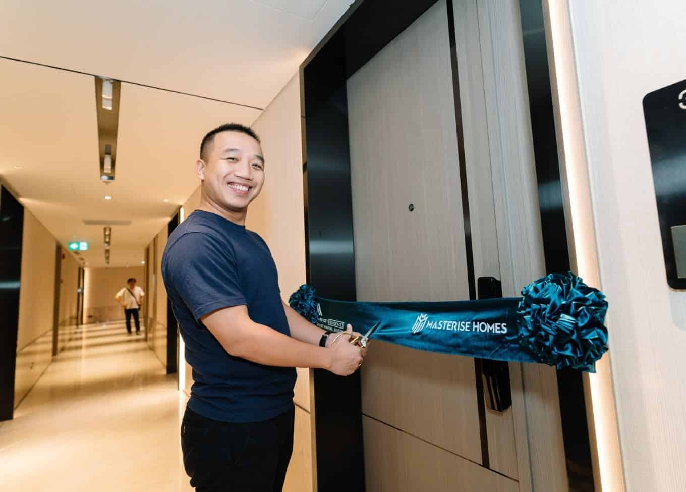 Cư dân thực hiện nghi thức cắt băng, nhận bàn giao căn hộ.