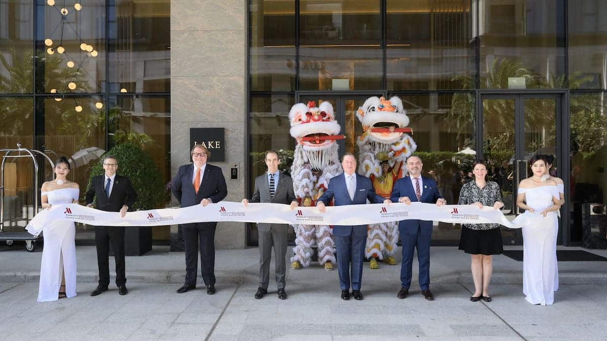Đại diện Marriott International, Masterise Homes cắt băng khai trương Khu căn hộ hàng hiệu Marriott tại tòa Lake, Grand Marina, Saigon.