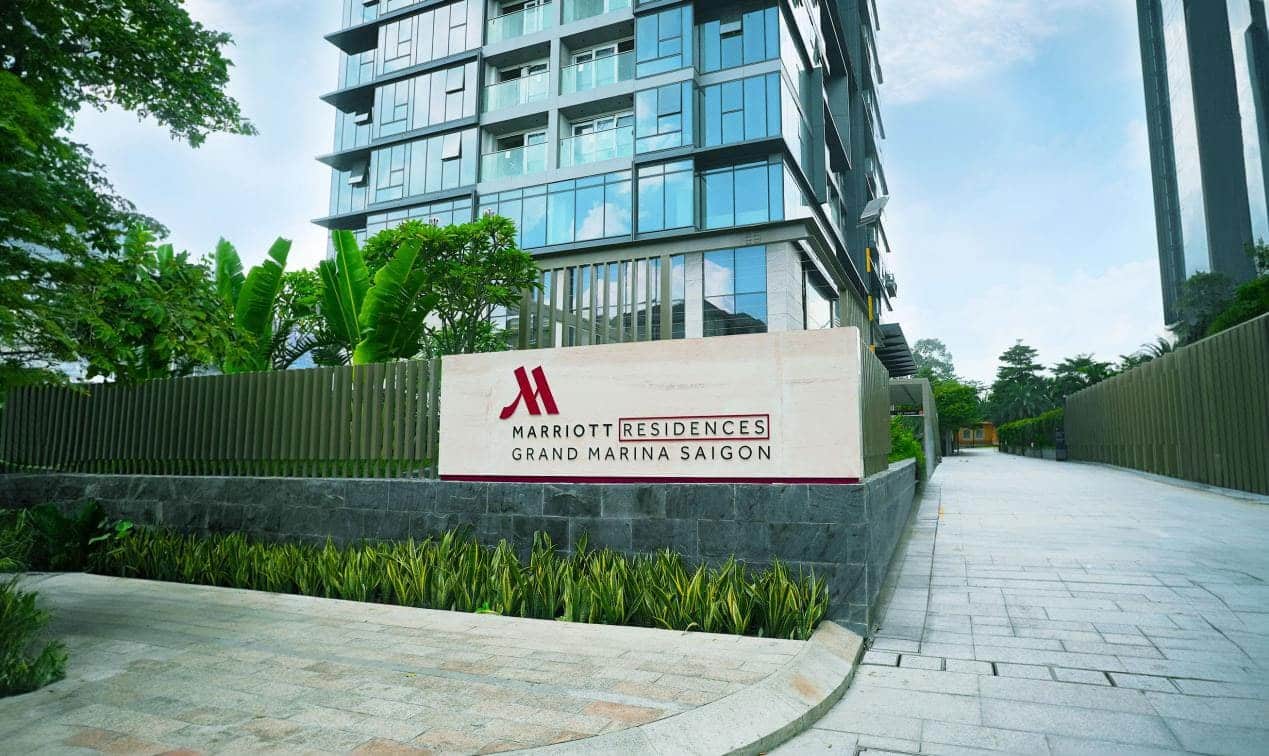 Cổng vào tòa Lake, khu căn hộ hàng hiệu Marriott tại Grand Marina Saigon.